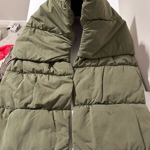 Nike Quilted Wrap Adult Unisex Olive Pockets Warm Over The Shoulders NEW Scarf